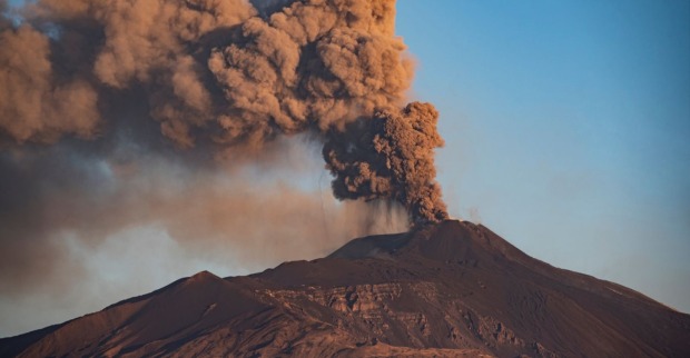 Ätna auf Sizilien mit großer Aschewolke nach Ausbruch nahe dem Flughafen Catania