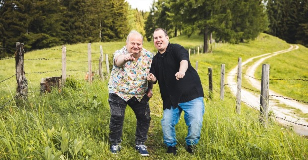 Julian und sein Vater Tom ziehen 2026 gemeinsam ins „Forsthaus Rampensau“ und bilden das erste Vater-Sohn-Gespann der Show.