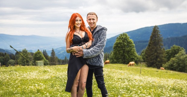 TWM-Lisa und Freund Geri gemeinsam auf der Kärntner Alm vor ihrem Einzug ins Forsthaus Rampensau 2026