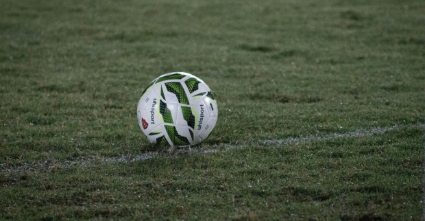 Fußball auf einem Rasen als Symbolbild für den Spielabbruch in Holland