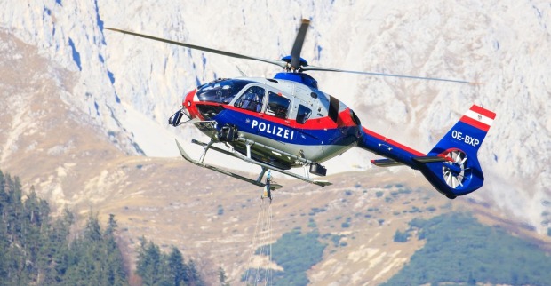 Ansicht eines Hubschraubers der österreichischen Polizei in den Tiroler Bergen