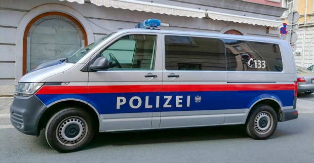 Polizeifahrzeug in Graz nach tödlichem Gewaltdelikt an einer Frau.