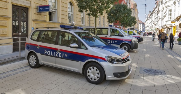 Polizeifahrzeuge in der Grazer Innenstadt vor einer Polizeidienststelle.