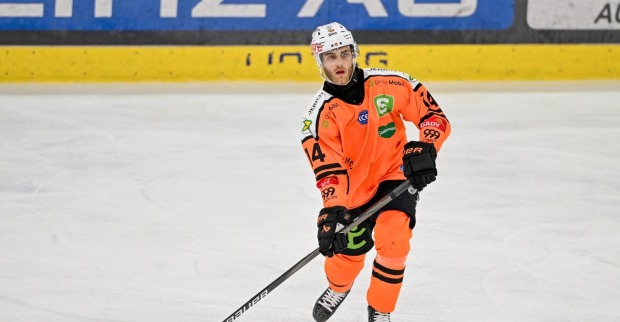 Kilian Zündel im Trikot der Graz99ers auf dem Eisfeld