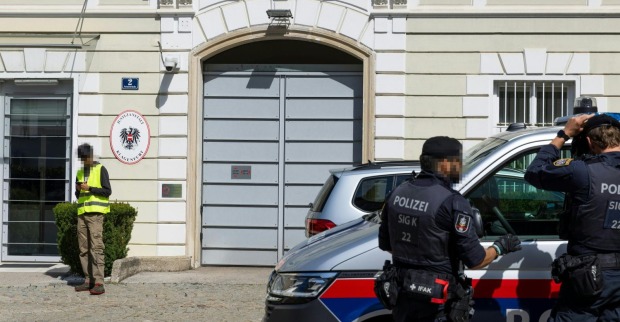 Justizanstalt Klagenfurt mit Polizeikräften vor dem Gefängnisgebäude