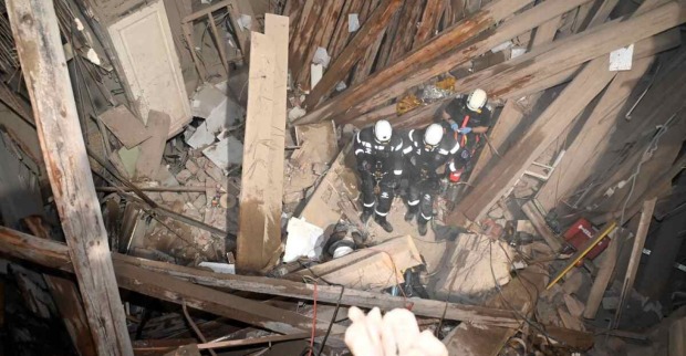 Einsatzkräfte der Feuerwehr suchen in den Trümmern eines eingestürzten Hauses in Wien nach einer vermissten Bewohnerin.