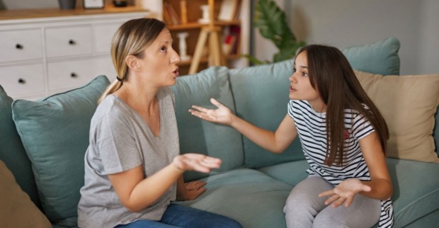 Mutter und Tochter die diskutieren| Credit: StockPhotoDirectors/Shutterstock