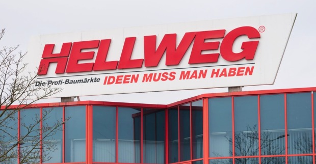 Hellweg-Baumarkt mit großem Hellweg-Logo vor der Schließung der österreichischen Filialen