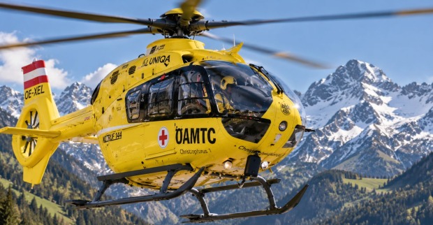 Rettungshubschrauber auf einem Rettungseinsatz in den Alpen