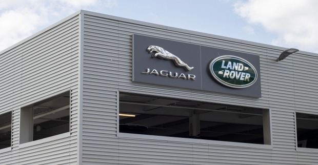 Jaguar- und Land Rover-Logos sind in einem Händler zu sehen.