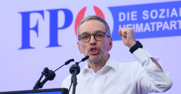 FPÖ-Chef bei einer Rede vor FPÖ-Hintergrund mit erhobener Faust.