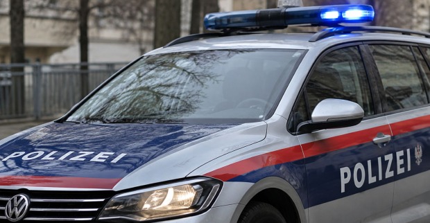 Österreichisches Polizeiauto mit Blaulicht nach Raubüberfall in Lienz