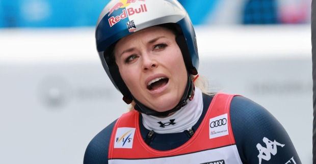 Lindsey Vonn mit Skihelm bei einem alpinen Ski-Weltcup/Vonn wird  operiert