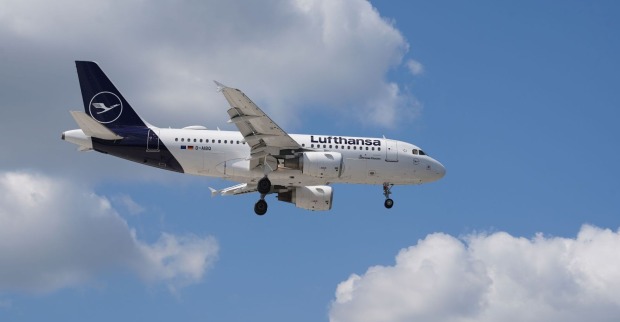 Lufthansa-Flugzeug in der Luft – Powerbank-Brand führte zu Ausweichlandung in Lyon