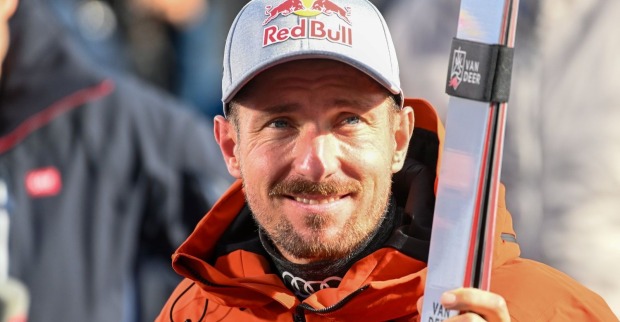 Marcel Hirscher mit Ski bei einem Weltcup-Rennen – sein mögliches Comeback im Ski-Winter 2026 bleibt offen.