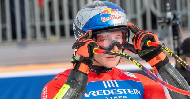 Marco Odermatt im Zielraum eines Weltcup-Rennens