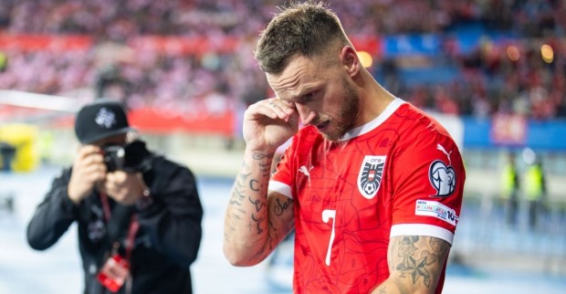 Marko Arnautovic wischt sich im ÖFB-Trikot auf dem Fußballplatz über das Auge.