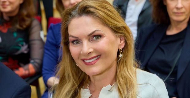 Martina Kaiser lächelt bei einer Veranstaltung in die Kamera. Die Sängerin und ehemalige ORF-Lottofee sorgt mit ihrem Fashion-Look für Aufsehen.