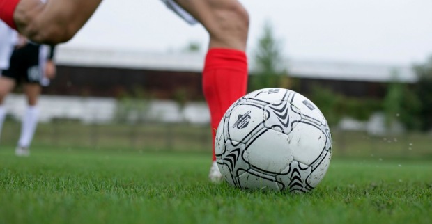 Symbolbild eines Fußballspiels. Bei einem Amateurspiel in Dortmund kam es zu einer Massenschlägerei mit Messer-Attacke.