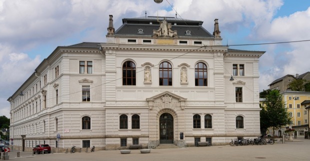Außenansicht des Salzburger Landgerichtsgebäudes Im Stadtzentrum.