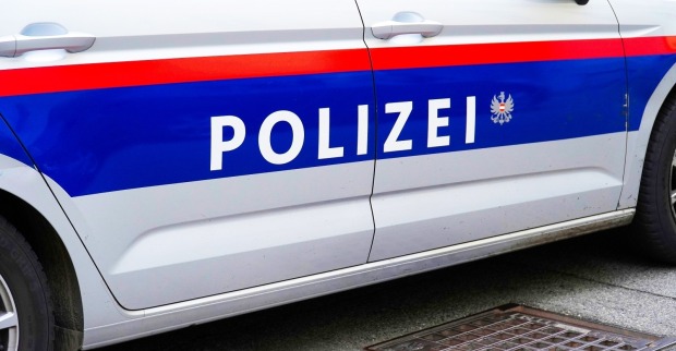 Ein Traktor mit zwei 16-Jährigen stürzte in Mühlbach am Hochkönig rund 30 Meter in ein Bachbett.