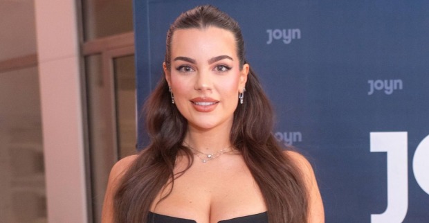 Nadine Mirada bei einem Event vor einer Joyn-Fotowand
