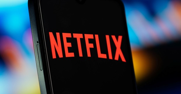 Netflix-Logo auf einem Smartphone vor unscharfem Hintergrund.