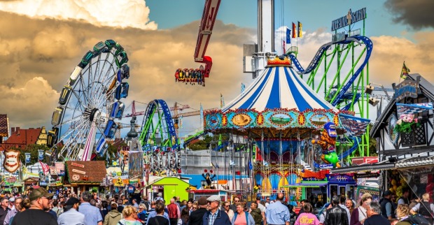 Tragödie auf dem Münchner Oktoberfest: Ein Mitarbeiter ist nach einem schweren Unfall an einem Free-Fall-Turm gestorben.