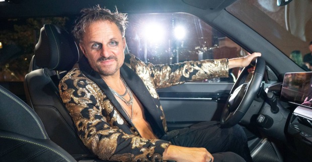 Philipp Hochmair sitzt in einem Auto. Der Schauspieler ist Teil von Larissa Marolts Kulturprojekt auf Burg Taggenbrunn.