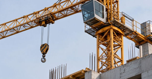 Baukran auf einer Baustelle als Symbolbild für die Pleite von Kovacsbau und Kbimmo im Burgenland.