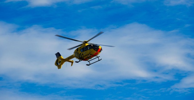 Rettungshubschrauber im Flug nach schwerem Radlader-Unfall mit einem einjährigen Buben.