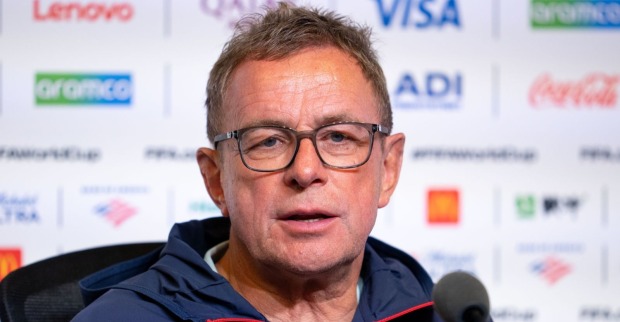 Ralf Rangnick bei einer Pressekonferenz des ÖFB vor einer Sponsorenwand