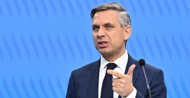 Wirtschaftsminister Wolfgang Hattmannsdorfer bringt die Verordnung zur Zeitumstellung ein
