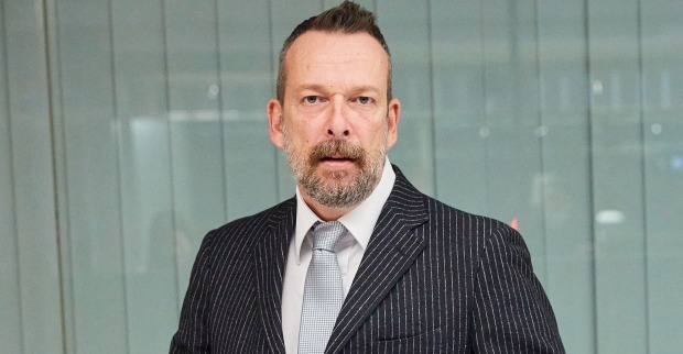 Robert Kratky im dunklen Nadelstreifenanzug bei einem öffentlichen Auftritt.