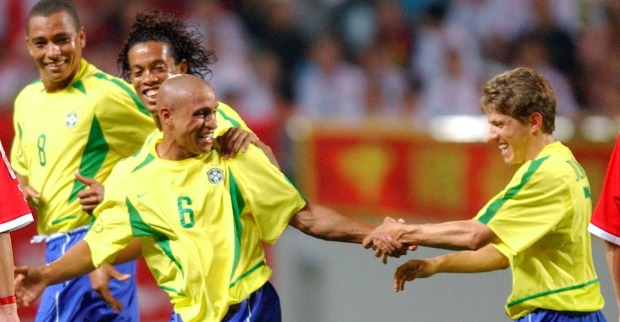 Roberto Carlos jubelt im Trikot der brasilianischen Nationalmannschaft mit seinen Teamkollegen Silva Gilberto, Ronaldinho, Paulista Juninho.