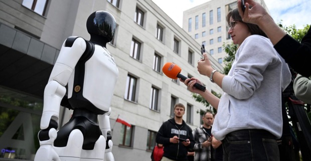 Humanoider Roboter bei einer Roboter Demonstration vor dem Digitalministerium in Warschau
