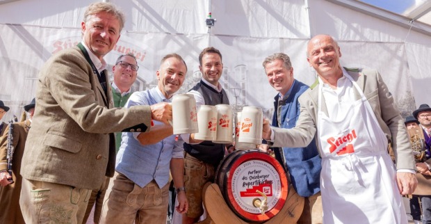 Der Bieranstich bei der Rupertikirtagseröffnung.