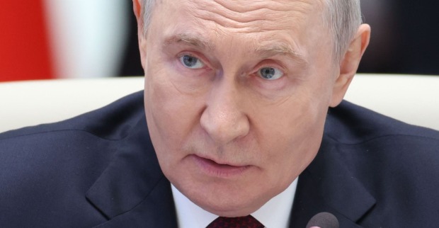 Russlands Präsident Wladimir Putin vor dem Hintergrund der Vorwürfe gegen Russland nach dem versuchten Anschlag am Flughafen Leipzig/Halle.
