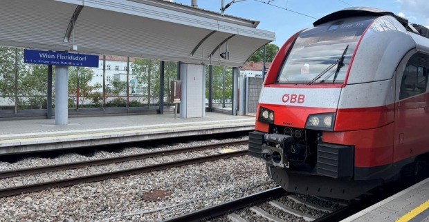 Zug der Wiener S-Bahn steht in Wien Floridsdorf auf Bahnsteig 4