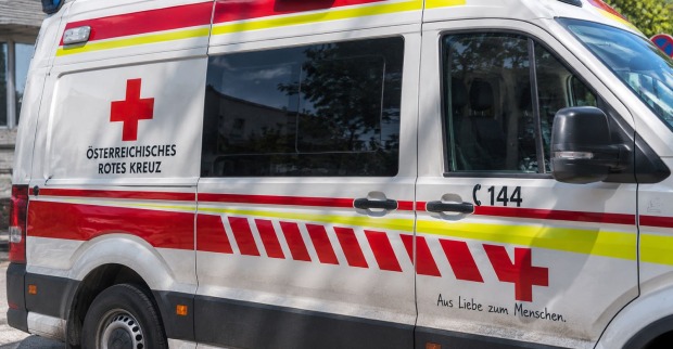 Rettungswagen des Österreichischen Roten Kreuzes nach einem schweren Unfall in einem Sägewerk in der Steiermark.