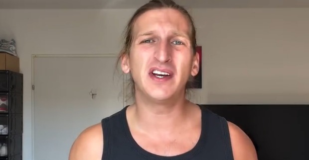 Satans Bratan spricht in einem Instagram-Video direkt in die Kamera.