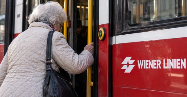 Seniorin steigt in eine Straßenbahn der Wiener Linien nach Abschaffung des Seniorentickets