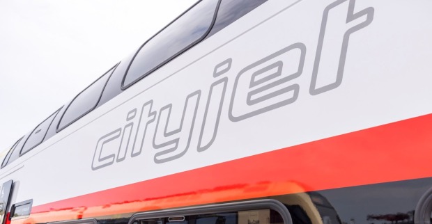 Cityjet-Doppelstockzug der ÖBB auf einer Eisenbahnstrecke