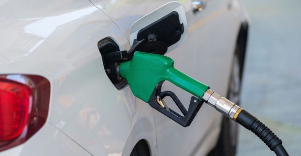 Tankstelle in Salzburg: Zapfpistole beim Tanken eines Autos – ein mutmaßlicher Tankbetrug mit 54.000 Litern Diesel beschäftigt die Justiz.