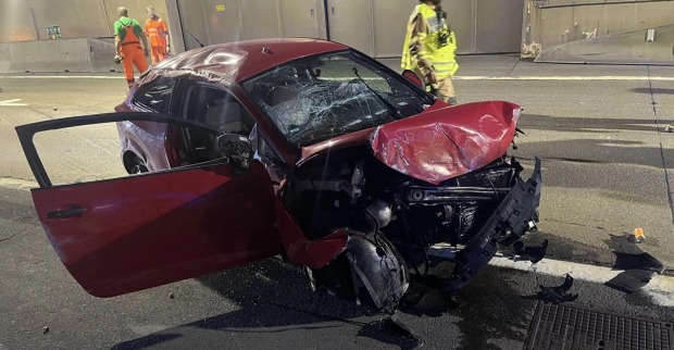 Schwer beschädigter Pkw nach Unfall im Tauerntunnel auf der A10 bei Flachauwinkl.