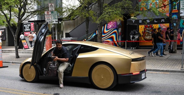 Goldenes Tesla Cybercab beim Robotaxi-Start in Austin ohne Lenkrad und Pedale.