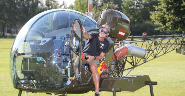 Thomas Morgenstern sitzt in einem Helikopter