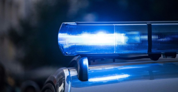 Blaulicht eines Einsatzfahrzeugs nach einem tödlichen Motorradunfall bei Friesach in Kärnten