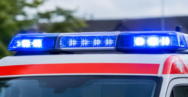 Blaulicht auf einem Rettungsfahrzeug als Symbolbild für den Traktor-Unfall in Roggendorf.
