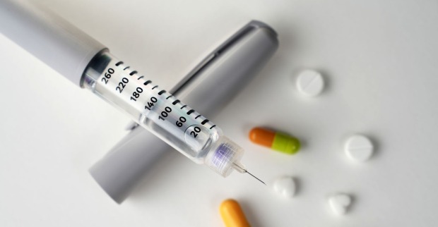 Tabletten und eine Diabetesspritze